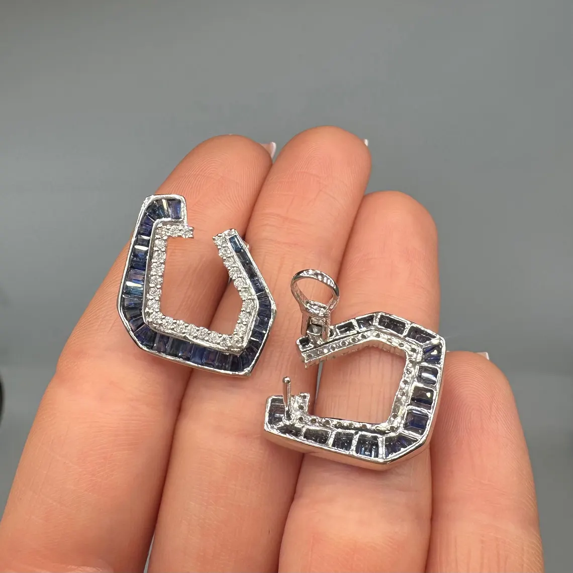 14kT White Gold Earrings with 0.90ct Diamonds and 3.50ct Sapphires. IZNJ - Image 3