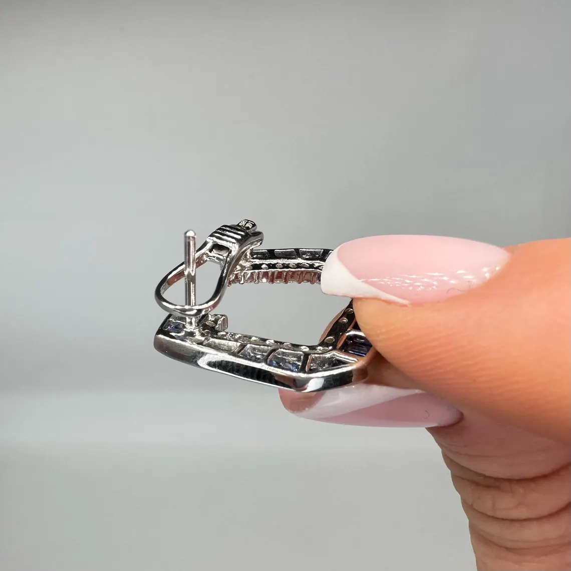 14kT White Gold Earrings with 0.90ct Diamonds and 3.50ct Sapphires. IZNJ - Image 4