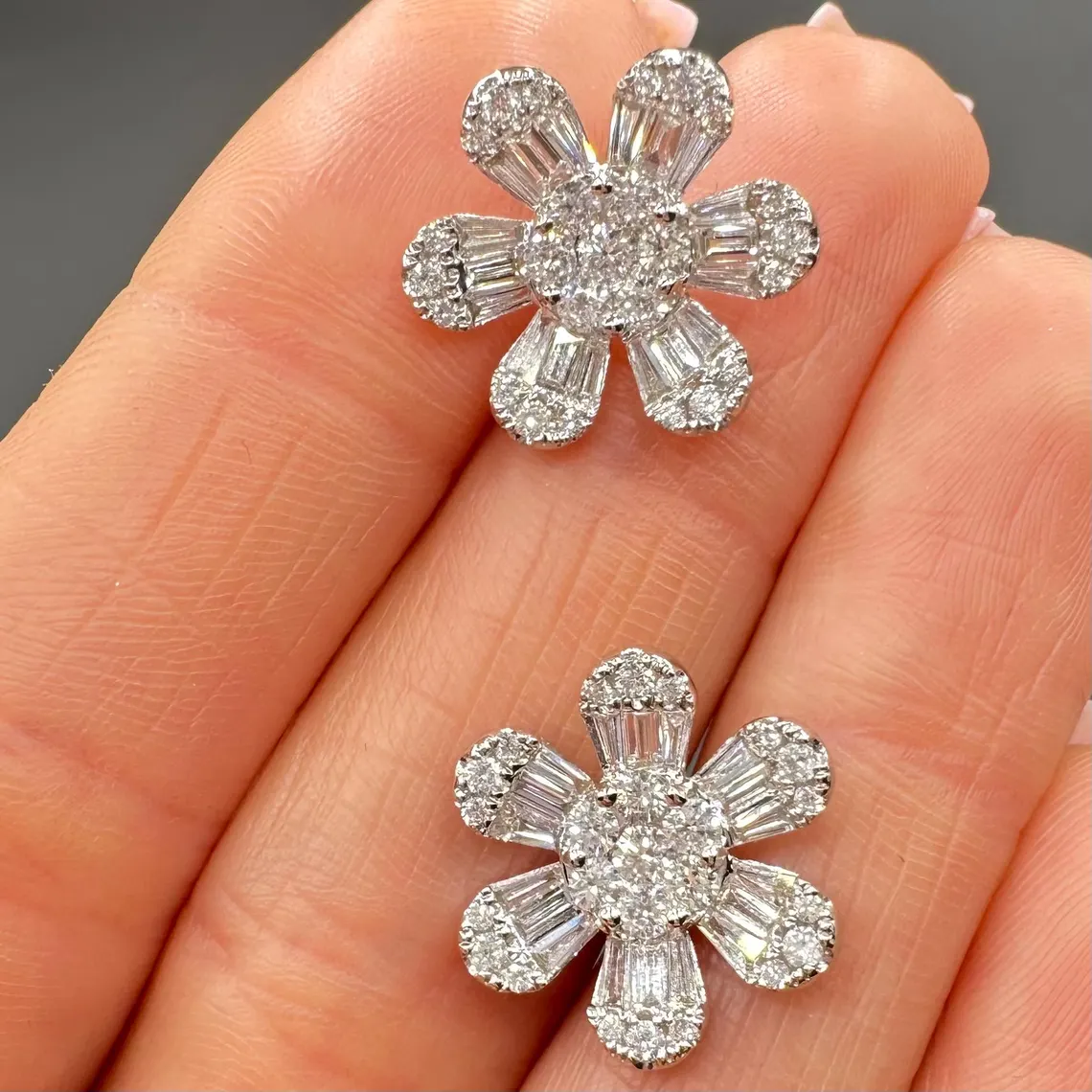 14kT White Gold Flower-shaped Earrings, 2.23ct Baguette & Round Cut Diamonds. GSSJ - Image 4