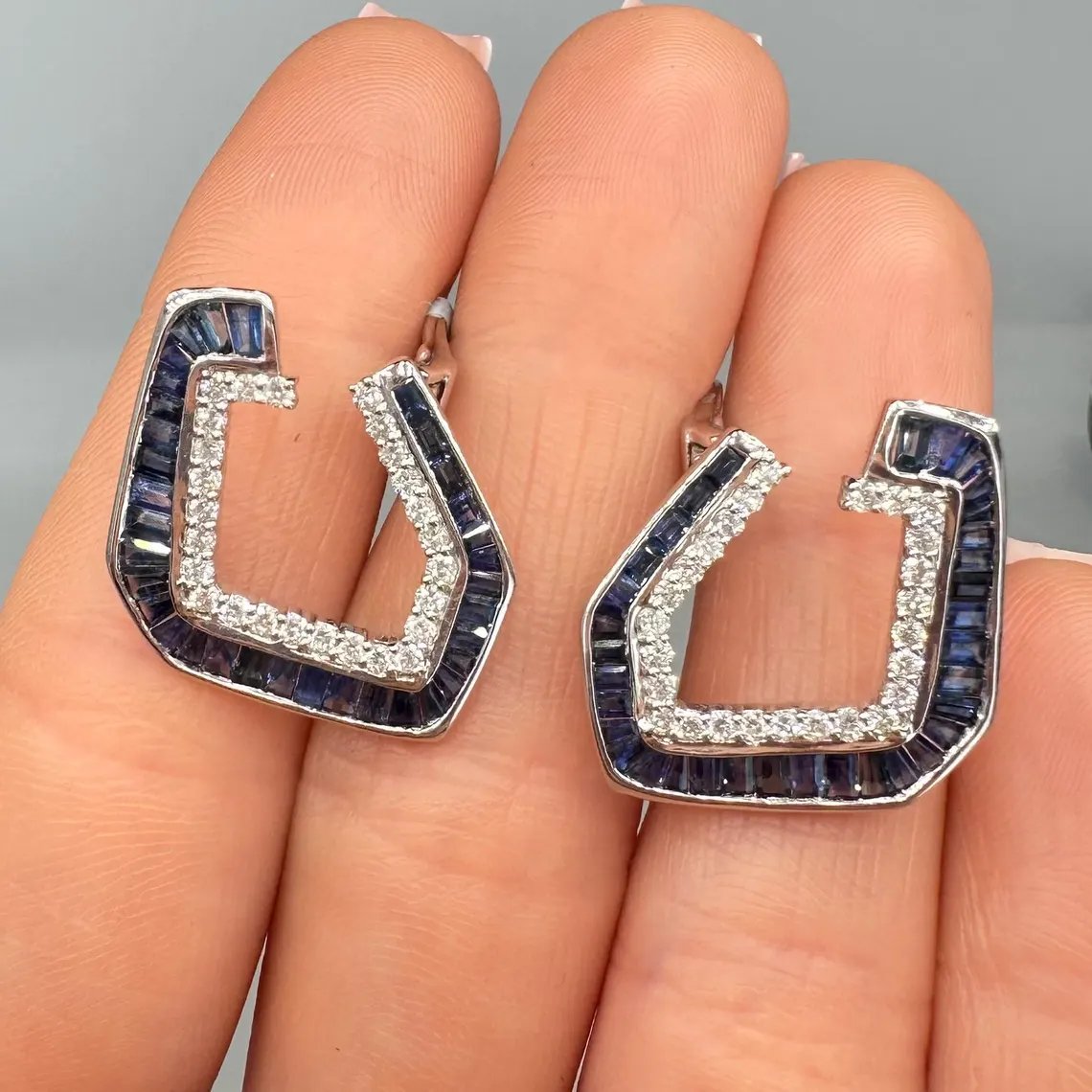 14kT White Gold Earrings with 0.90ct Diamonds and 3.50ct Sapphires. IZNJ